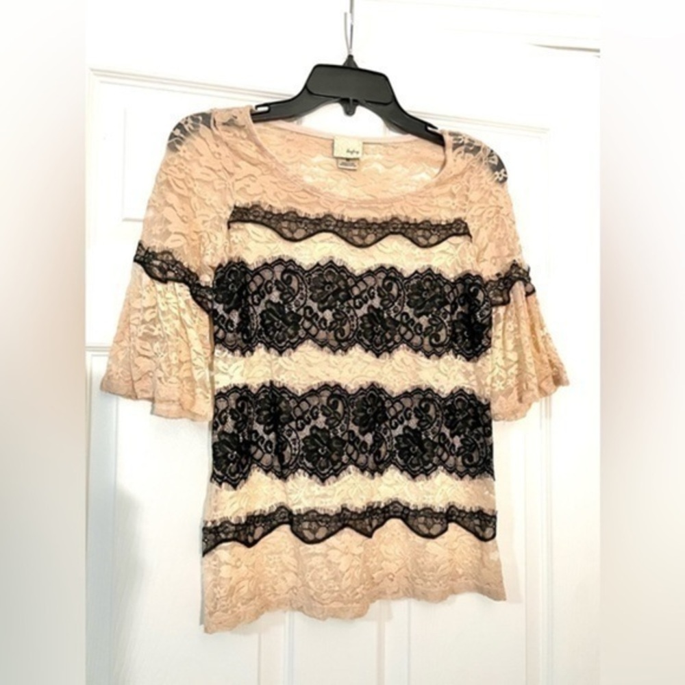 EUC Daytrip stretchy lace blouse XS